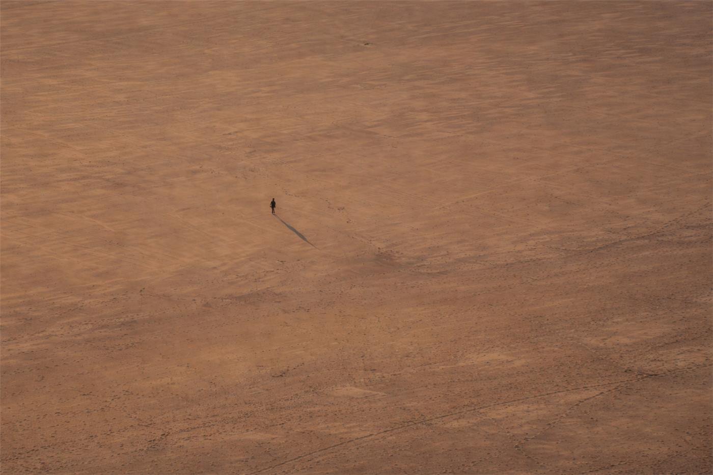 Persona caminando en solitario sobre una duna, en su propio camino de búsqueda